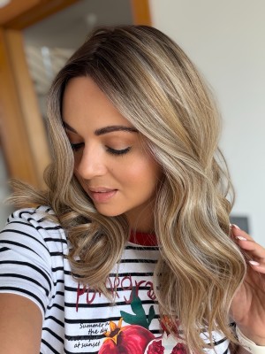 Peruka damska Sophie Caramel Coffee 45 cm z włosów syntetycznych, falowanych - balayage blond z odrostem | HairLux