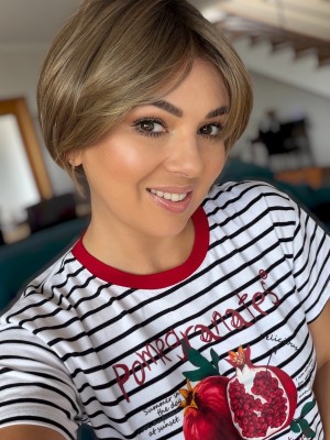 Peruka damska Rebeca Praline 25 cm z włosów syntetycznych z grzywką - Chłodny brąz z odrostem | HairLux