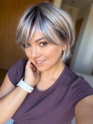 Peruka damska Rebeca Misty Brown 25 cm z włosów syntetycznych z grzywką - chłodny blond z brązowymi pasemkami | HairLux