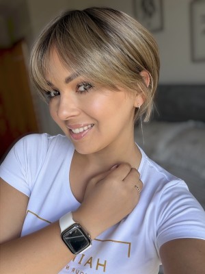 Peruka damska Rebeca Praline 25 cm z włosów syntetycznych z grzywką - Chłodny brąz z odrostem | HairLux