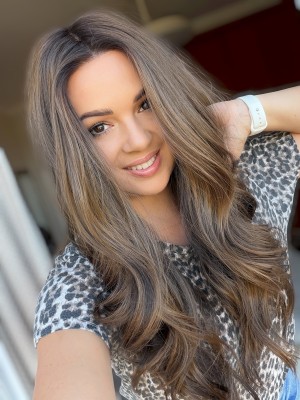 Peruka damska Erin Dark Truffle 65 cm z włosów syntetycznych falowanych - ciepły brąz z odrostem | HairLux