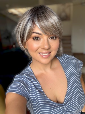 Peruka damska Rebeca Misty Brown 25 cm z włosów syntetycznych z grzywką - chłodny blond z brązowymi pasemkami | HairLux