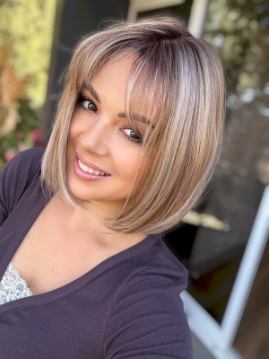 Topper damski Lexi 30 cm z lace front z grzywką, balayage blond z odrostem – włosy syntetyczne termoodporne | HairLux