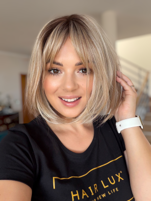 Topper damski Lidia 30 cm z lace front z grzywką, ciepły blond z odrostem – włosy syntetyczne termoodporne | HairLux