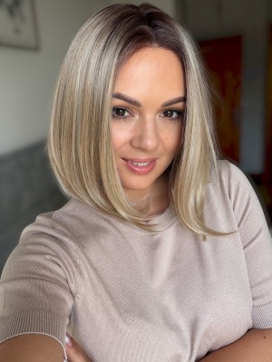 Peruka damska Laura Vanilla Latte 30-35 cm z włosów syntetycznych - ciepły blond balayage z odrostem| HairLux 